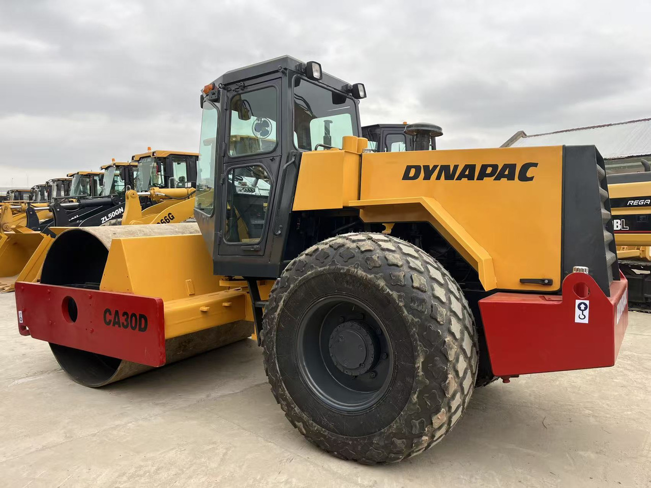 Dynapac Vibratory Road roller CA30D, CA25D Good Price on Sale - 로드 롤러 : 사진 1 Dynapac Vibratory Road roller CA30D, CA25D Good Price on Sale - 로드 롤러 : 사진 1