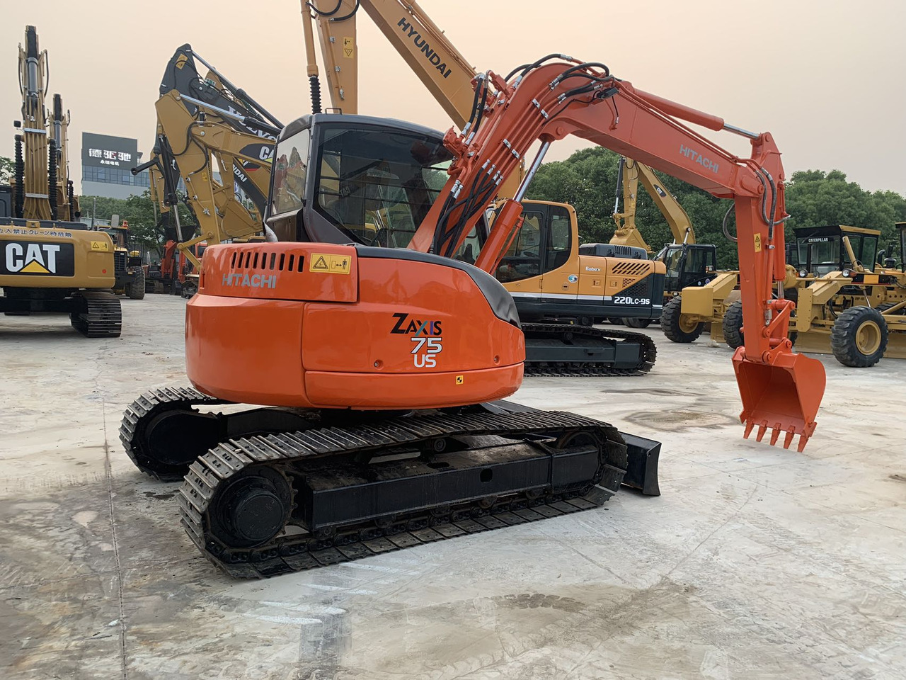 Hitachi Tracked Excavator ZX75 with Blade Dozer - 크롤러 굴삭기 : 사진 1 Hitachi Tracked Excavator ZX75 with Blade Dozer - 크롤러 굴삭기 : 사진 1