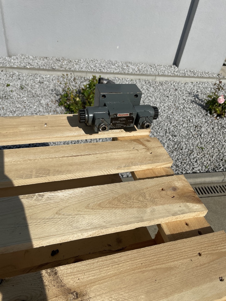 LIEBHERR R906 - 유압 밸브 : 사진 3 LIEBHERR R906 - 유압 밸브 : 사진 3