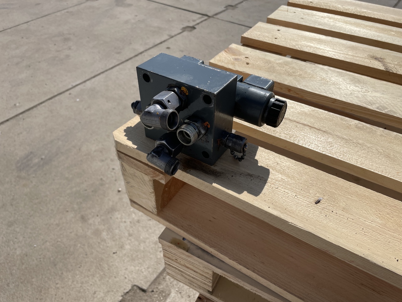 LIEBHERR R906 - 유압 밸브 : 사진 4 LIEBHERR R906 - 유압 밸브 : 사진 4