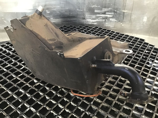 Liebherr Equalizing Reservoir - 팽창 탱크 : 사진 1 Liebherr Equalizing Reservoir - 팽창 탱크 : 사진 1