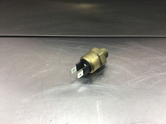 Liebherr Thermal Switch - 엔진 및 부품 : 사진 4 Liebherr Thermal Switch - 엔진 및 부품 : 사진 4