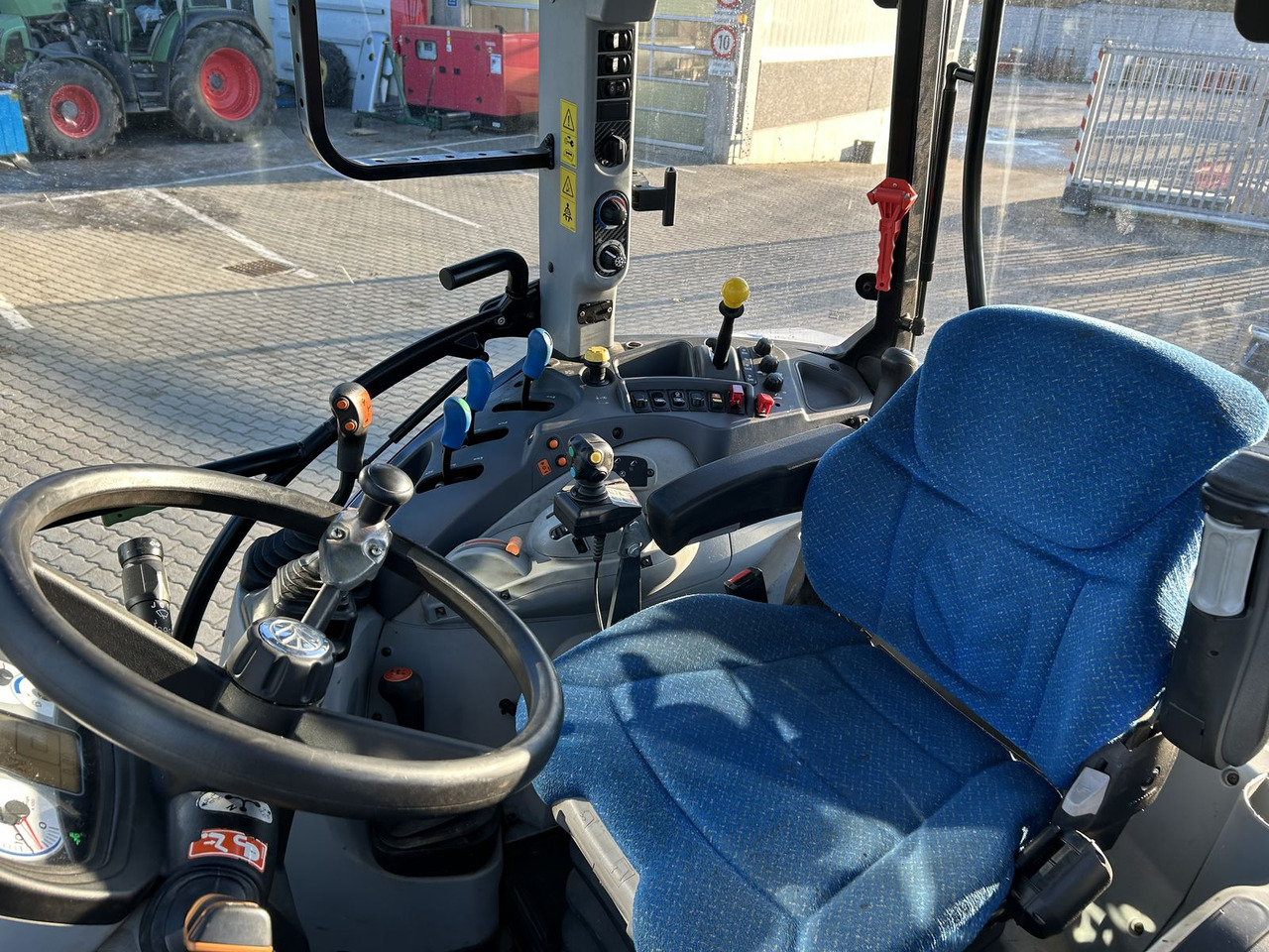 New Holland T 5.105 - 장궤형 트랙터 : 사진 4 New Holland T 5.105 - 장궤형 트랙터 : 사진 4
