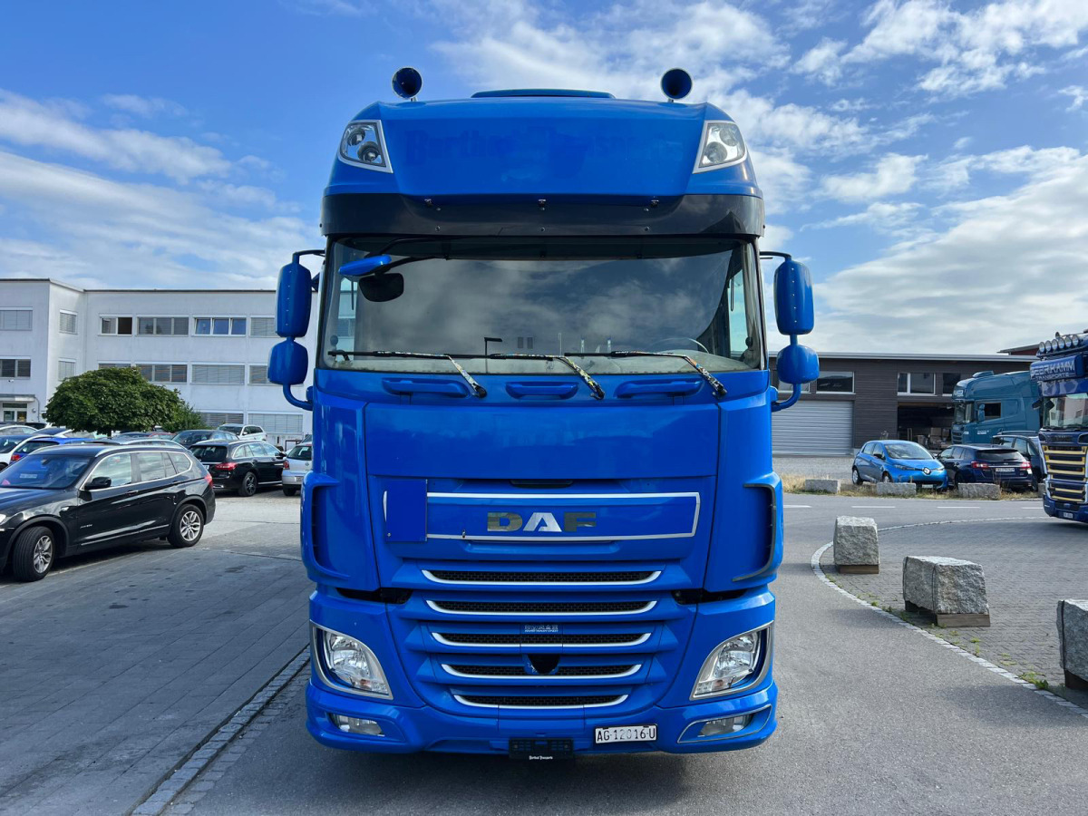 DAF XF510 6x2 - 커튼사이더 트럭 : 사진 2 DAF XF510 6x2 - 커튼사이더 트럭 : 사진 2