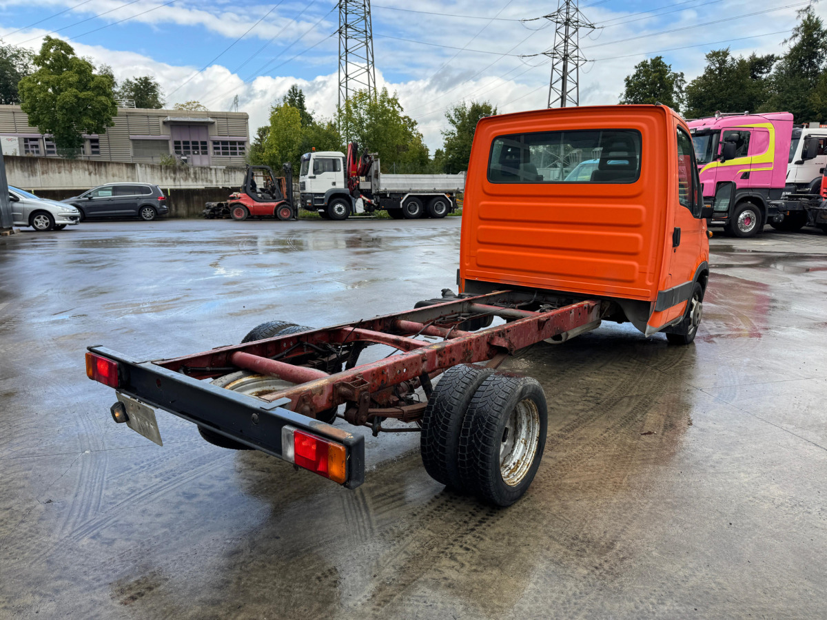 IVECO 35C12 4x2 - 캡 새시 트럭 : 사진 4 IVECO 35C12 4x2 - 캡 새시 트럭 : 사진 4