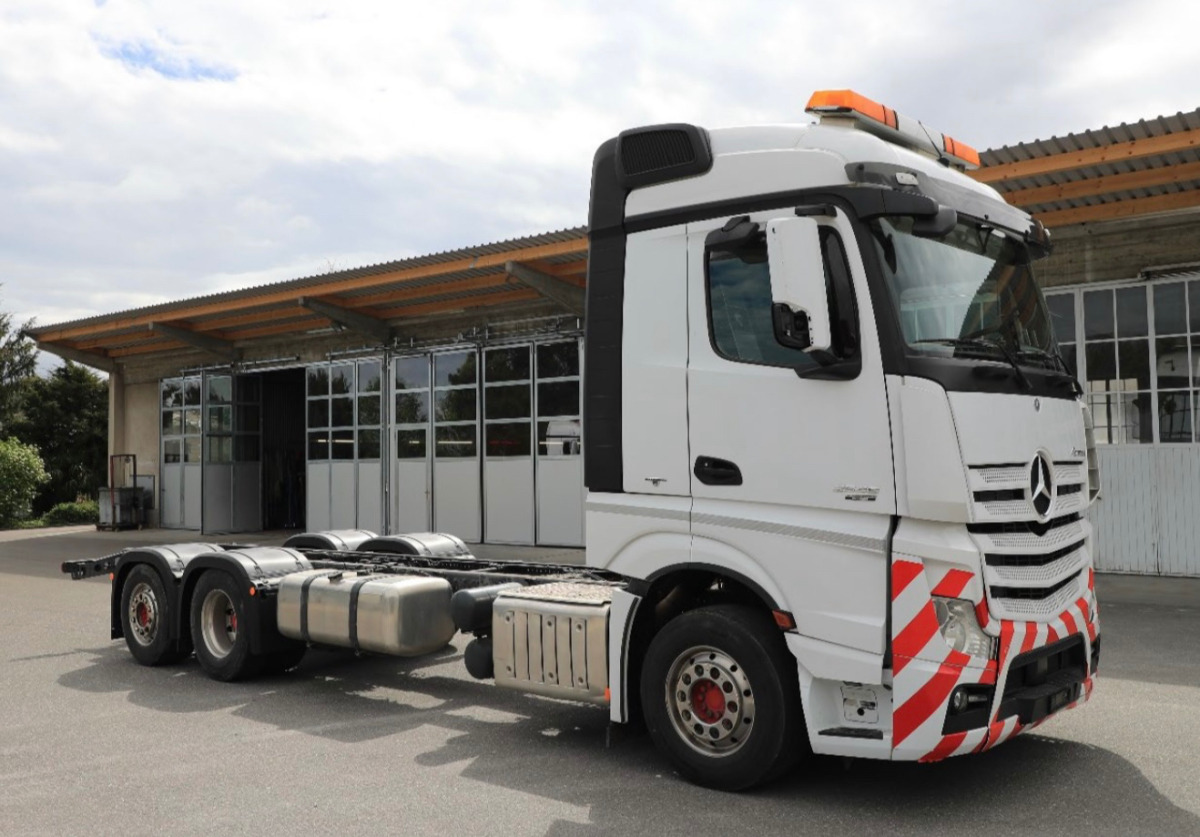 MERCEDES Actros 2548 6x2 - 캡 새시 트럭 : 사진 3 MERCEDES Actros 2548 6x2 - 캡 새시 트럭 : 사진 3