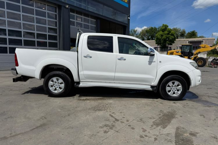 Toyota Hilux 3.0D 4WD - 밴 : 사진 4 Toyota Hilux 3.0D 4WD - 밴 : 사진 4