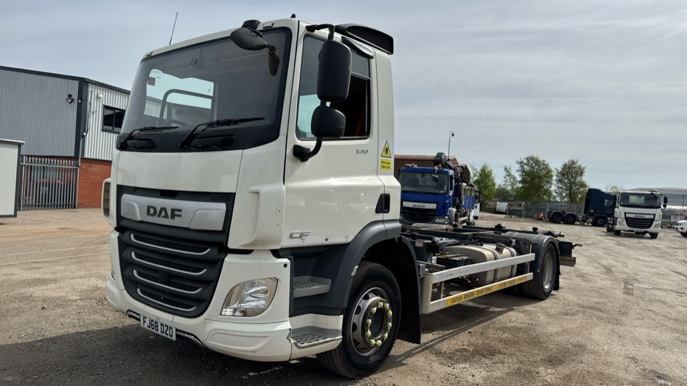 DAF CF 230 EURO 6 18 TONNE - 캡 새시 트럭 : 사진 2 DAF CF 230 EURO 6 18 TONNE - 캡 새시 트럭 : 사진 2