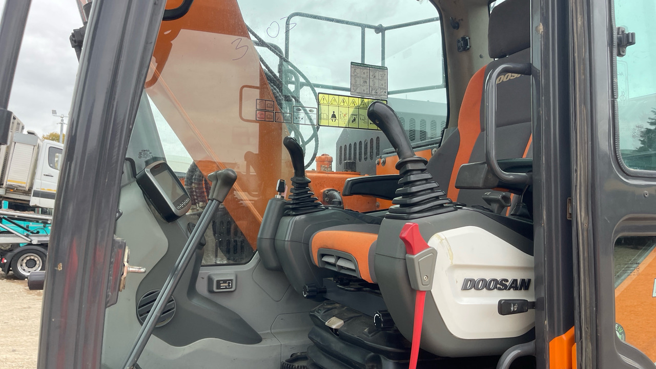 DOOSAN DX140LCR-5 - 크롤러 굴삭기 : 사진 5 DOOSAN DX140LCR-5 - 크롤러 굴삭기 : 사진 5