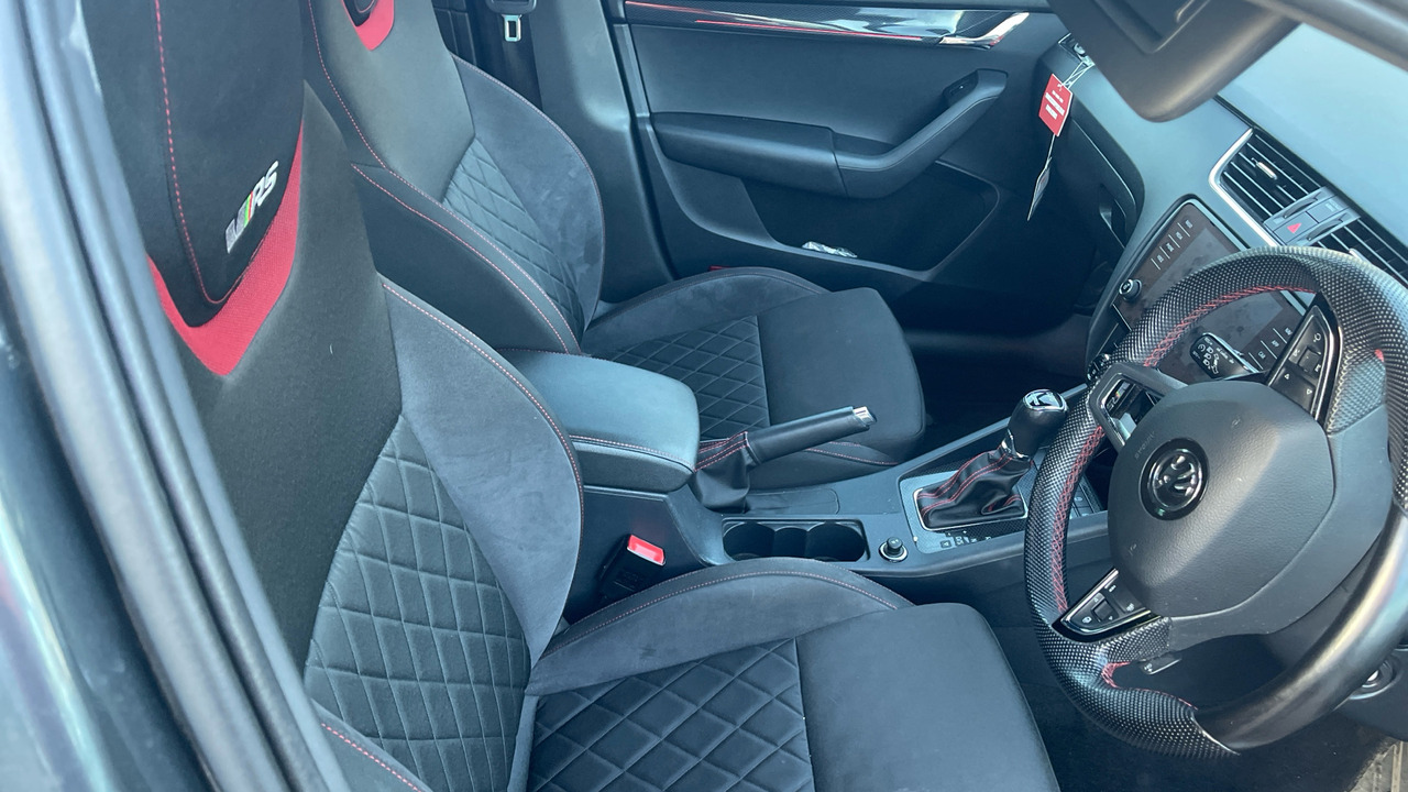 SKODA OCTAVIA 2.0 TSI 245PS VRS - 스테이션 왜건 : 사진 5 SKODA OCTAVIA 2.0 TSI 245PS VRS - 스테이션 왜건 : 사진 5