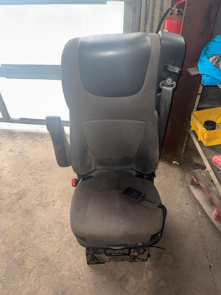 DAF XF 460 Euro 6 Fahrersitz mit Luft - 좌석 트럭 용 : 사진 1 DAF XF 460 Euro 6 Fahrersitz mit Luft - 좌석 트럭 용 : 사진 1