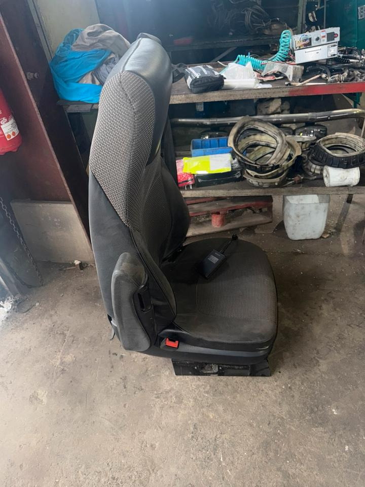 DAF XF 460 Euro 6 Fahrersitz mit Luft - 좌석 트럭 용 : 사진 2 DAF XF 460 Euro 6 Fahrersitz mit Luft - 좌석 트럭 용 : 사진 2