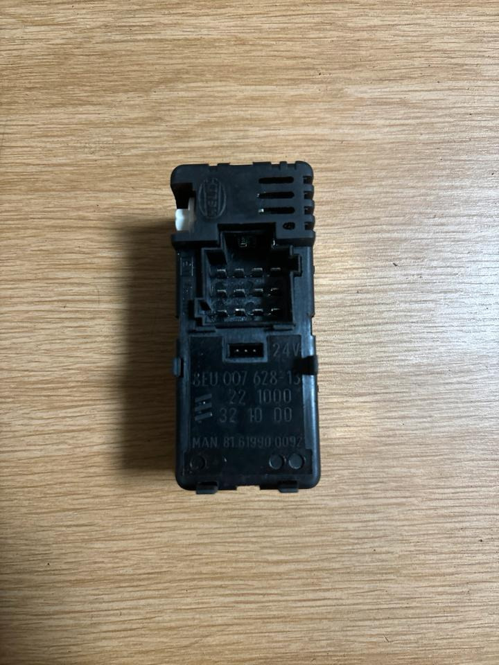 MAN Standheizung Steuergerät 81.61990-0092 - ECU 트럭 용 : 사진 2 MAN Standheizung Steuergerät 81.61990-0092 - ECU 트럭 용 : 사진 2