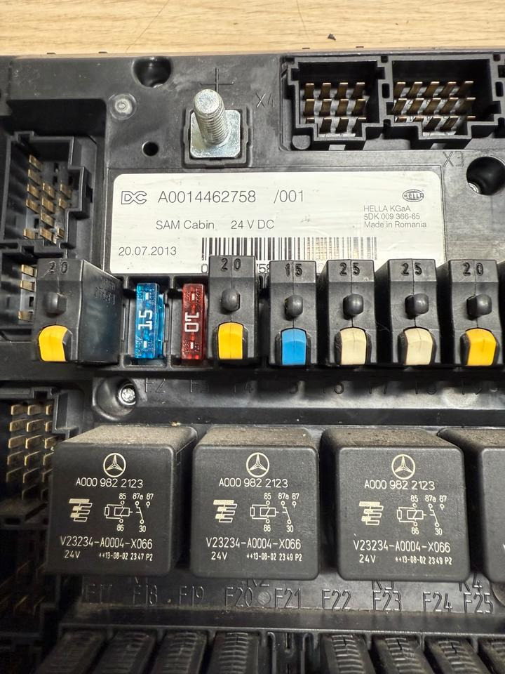 Mercedes Actros MP4 SAM Cabin Sicherungskasten A0014462758 - 퓨즈 : 사진 3 Mercedes Actros MP4 SAM Cabin Sicherungskasten A0014462758 - 퓨즈 : 사진 3