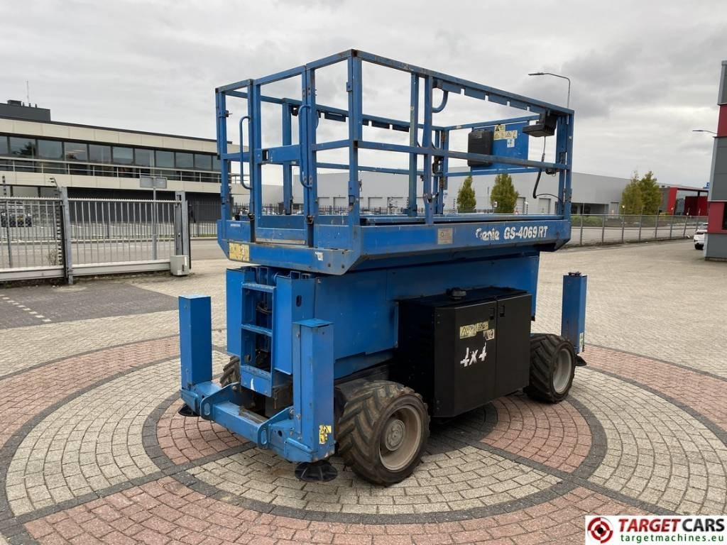 Genie GS-4069RT Diesel 4x4 Scissor Work Lift 1412cm - 시저 리프트 : 사진 3 Genie GS-4069RT Diesel 4x4 Scissor Work Lift 1412cm - 시저 리프트 : 사진 3