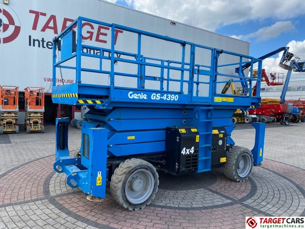 Genie GS-4390 RT LPG 4x4 Scissor Work Lift 1511cm - 시저 리프트 : 사진 1 Genie GS-4390 RT LPG 4x4 Scissor Work Lift 1511cm - 시저 리프트 : 사진 1