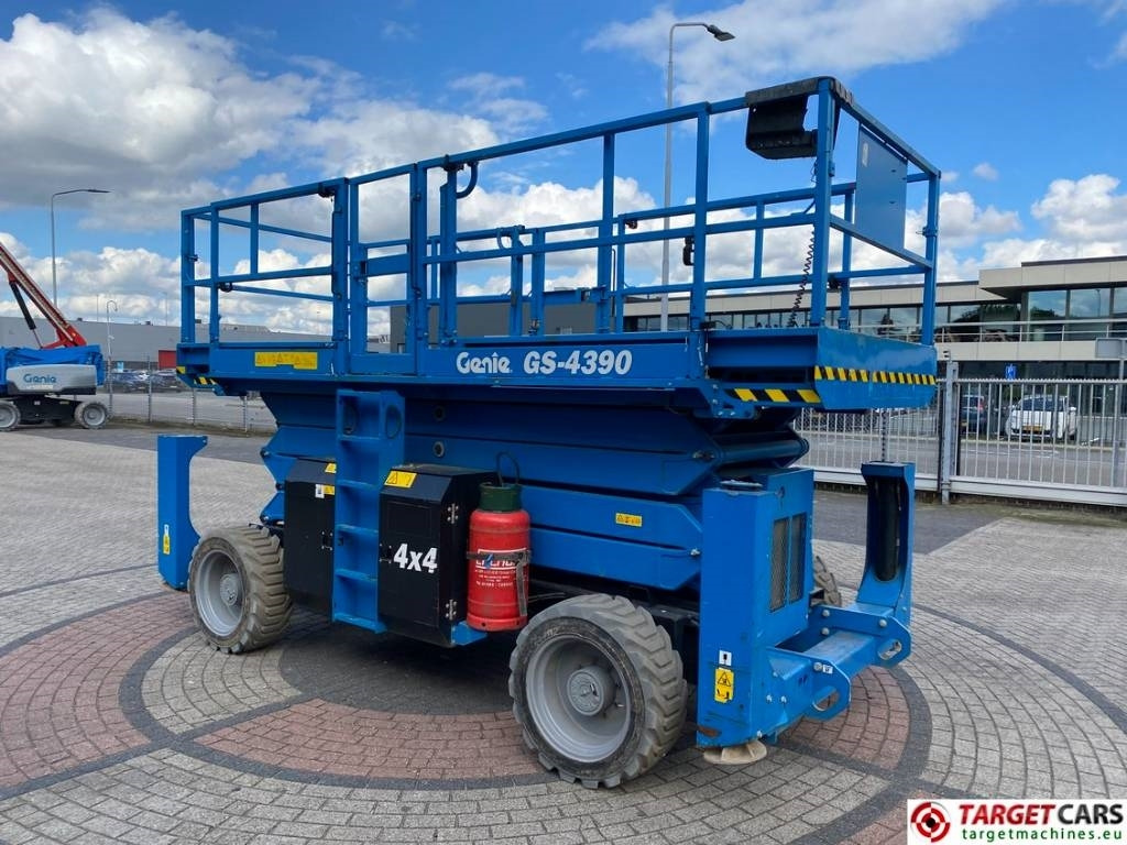 Genie GS-4390 RT LPG 4x4 Scissor Work Lift 1511cm - 시저 리프트 : 사진 2 Genie GS-4390 RT LPG 4x4 Scissor Work Lift 1511cm - 시저 리프트 : 사진 2