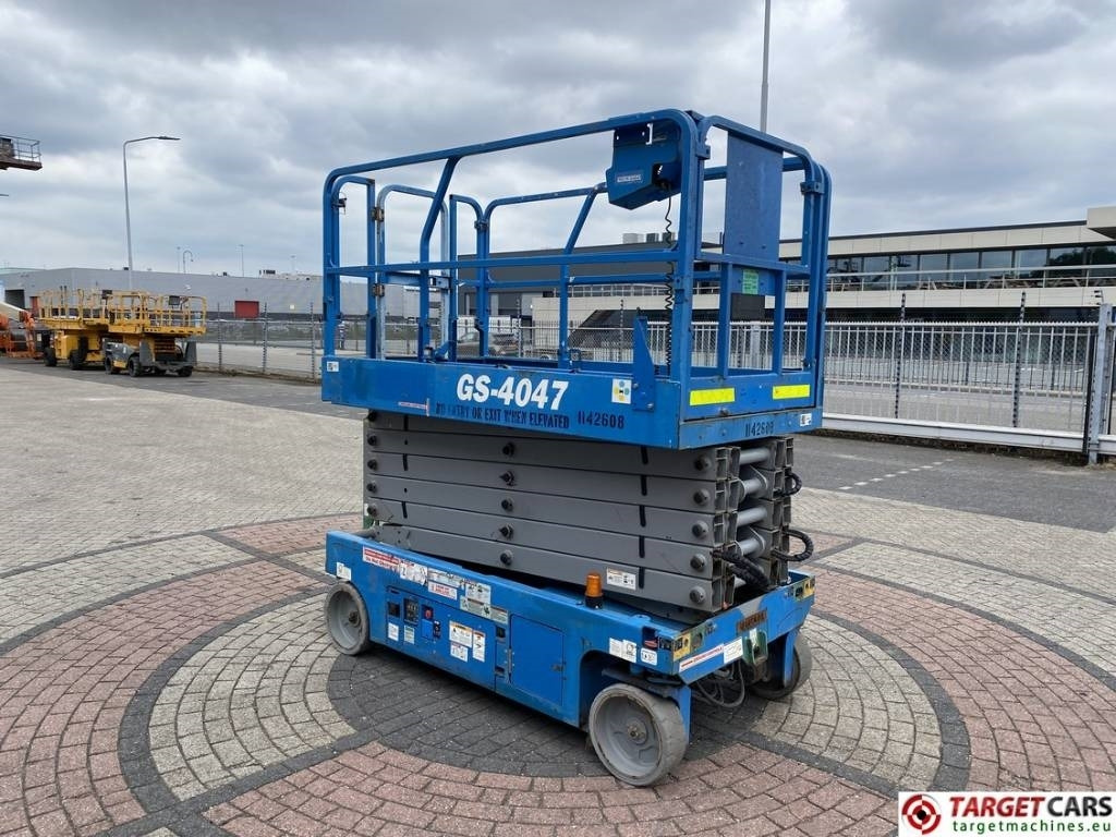 Genie GS4047 Electric 4047 Scissor Work Lift 1389cm - 시저 리프트 : 사진 2 Genie GS4047 Electric 4047 Scissor Work Lift 1389cm - 시저 리프트 : 사진 2