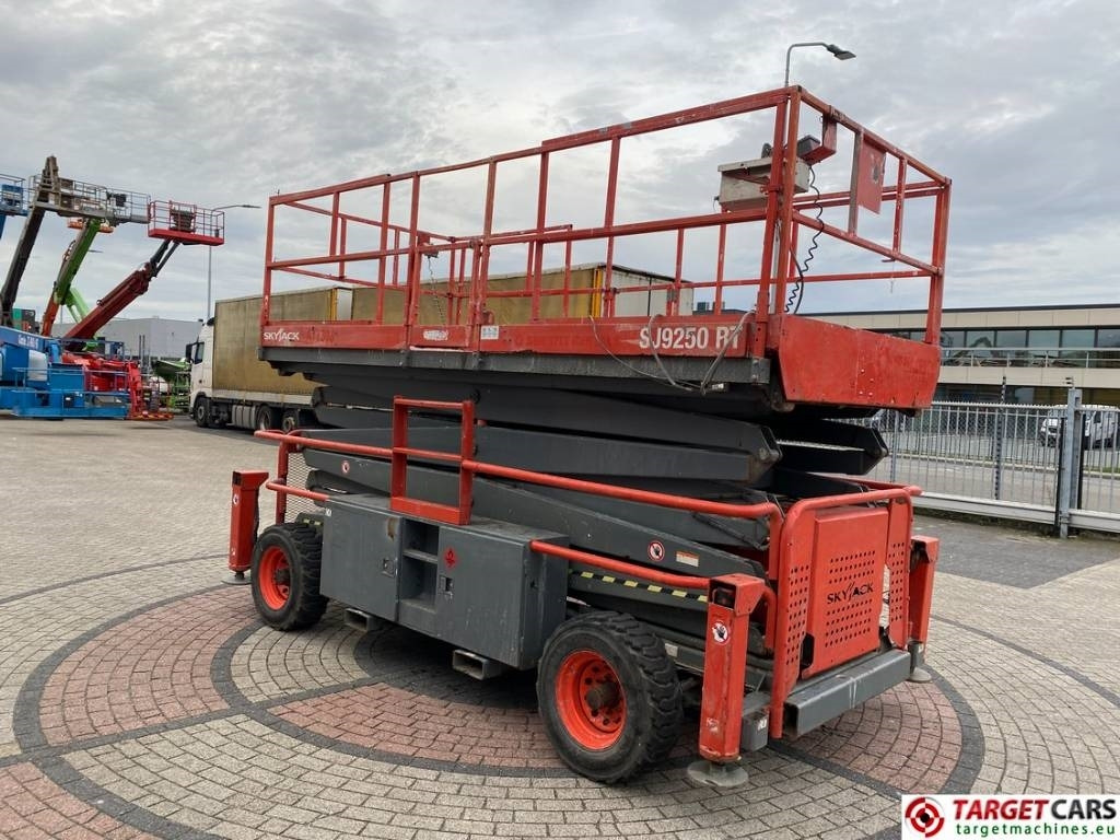 SkyJack SJ9250 RT Diesel 4x4 Scissor Work Lift 1720cm - 시저 리프트 : 사진 2 SkyJack SJ9250 RT Diesel 4x4 Scissor Work Lift 1720cm - 시저 리프트 : 사진 2