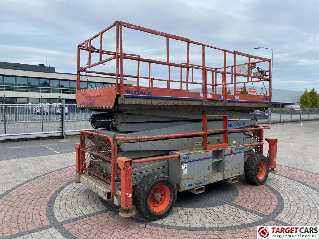 SkyJack SJ9250 RT Diesel Scissor Work Lift 1720cm - 시저 리프트 : 사진 3 SkyJack SJ9250 RT Diesel Scissor Work Lift 1720cm - 시저 리프트 : 사진 3