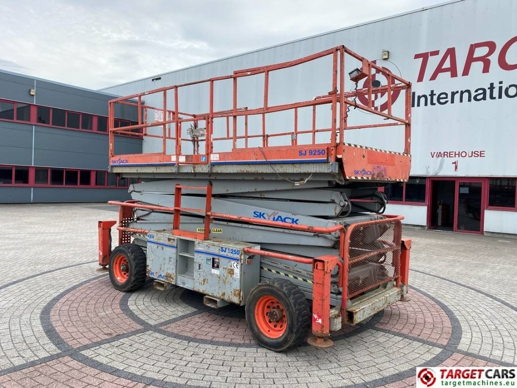 SkyJack SJ9250 RT Diesel Scissor Work Lift 1720cm - 시저 리프트 : 사진 4 SkyJack SJ9250 RT Diesel Scissor Work Lift 1720cm - 시저 리프트 : 사진 4