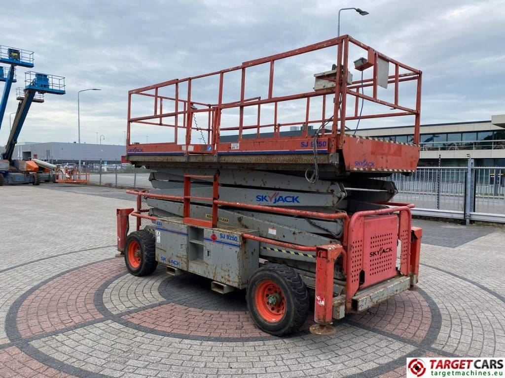 SkyJack SJ9250 RT Diesel Scissor Work Lift 1720cm - 시저 리프트 : 사진 2 SkyJack SJ9250 RT Diesel Scissor Work Lift 1720cm - 시저 리프트 : 사진 2