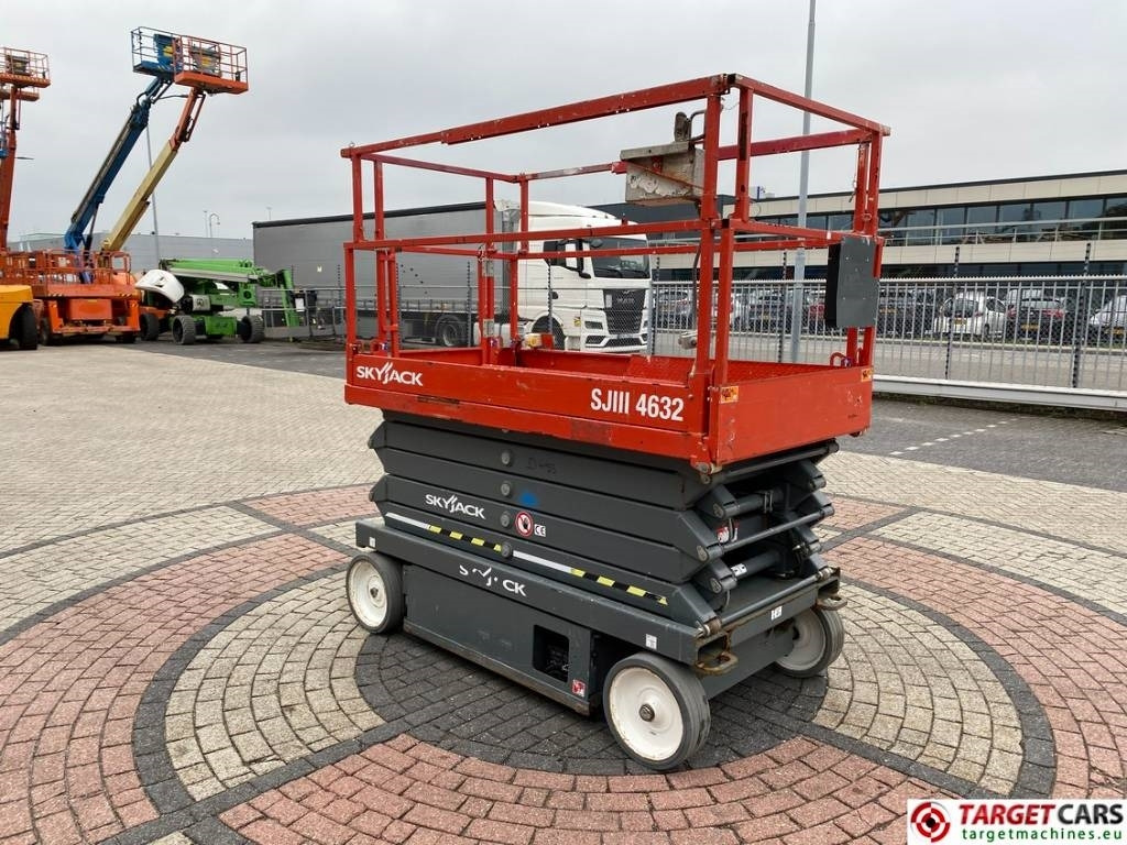 SkyJack SJIII-4632 Electric 4632 Scissor Work Lift 1170cm - 시저 리프트 : 사진 2 SkyJack SJIII-4632 Electric 4632 Scissor Work Lift 1170cm - 시저 리프트 : 사진 2