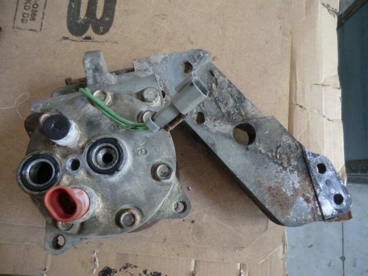 AIR CONDITIONING COMPRESSOR GP (3E1906) CATERPILLAR 325B LN 8FN00542 - 에어컨 굴착기 용 : 사진 2 AIR CONDITIONING COMPRESSOR GP (3E1906) CATERPILLAR 325B LN 8FN00542 - 에어컨 굴착기 용 : 사진 2