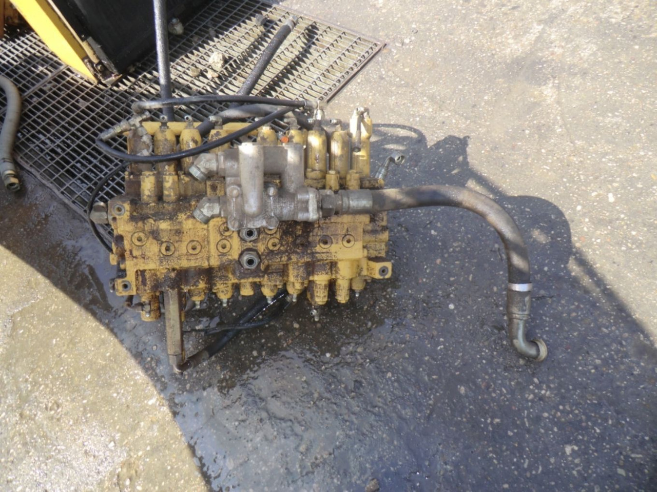 Caterpillar 317B LN Distributore - 유압 밸브 건설기계 용 : 사진 2 Caterpillar 317B LN Distributore - 유압 밸브 건설기계 용 : 사진 2