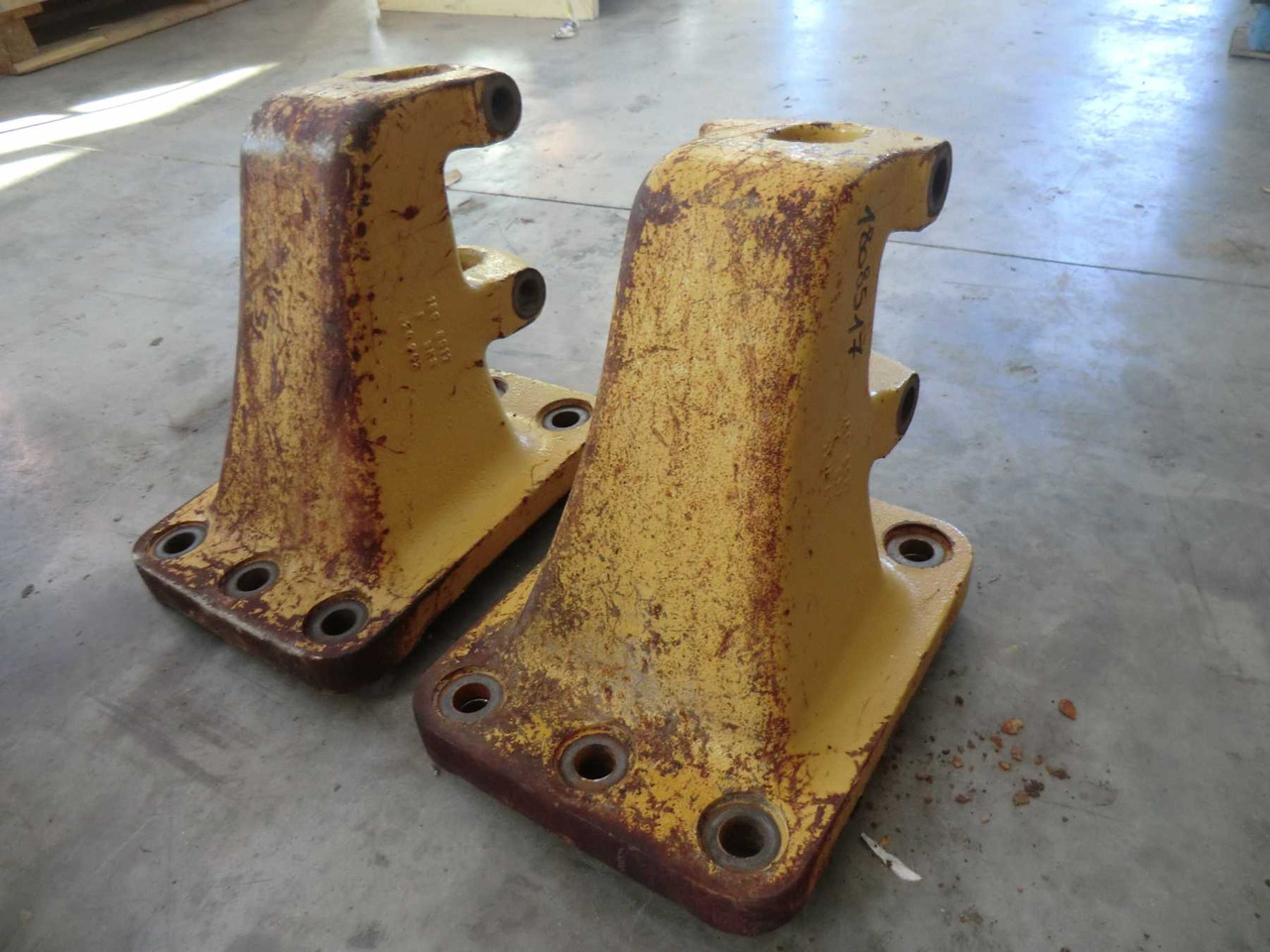 Caterpillar 735 Supporto barra equilibratrice centrale e posteriore - 보디 및 외관 건설기계 용 : 사진 3 Caterpillar 735 Supporto barra equilibratrice centrale e posteriore - 보디 및 외관 건설기계 용 : 사진 3