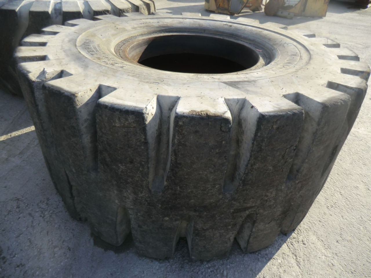 UNITED 35/65-33 L5 Pneumatico misura 35/65-33 L5 passo alto. - 타이어 건설기계 용 : 사진 1 UNITED 35/65-33 L5 Pneumatico misura 35/65-33 L5 passo alto. - 타이어 건설기계 용 : 사진 1