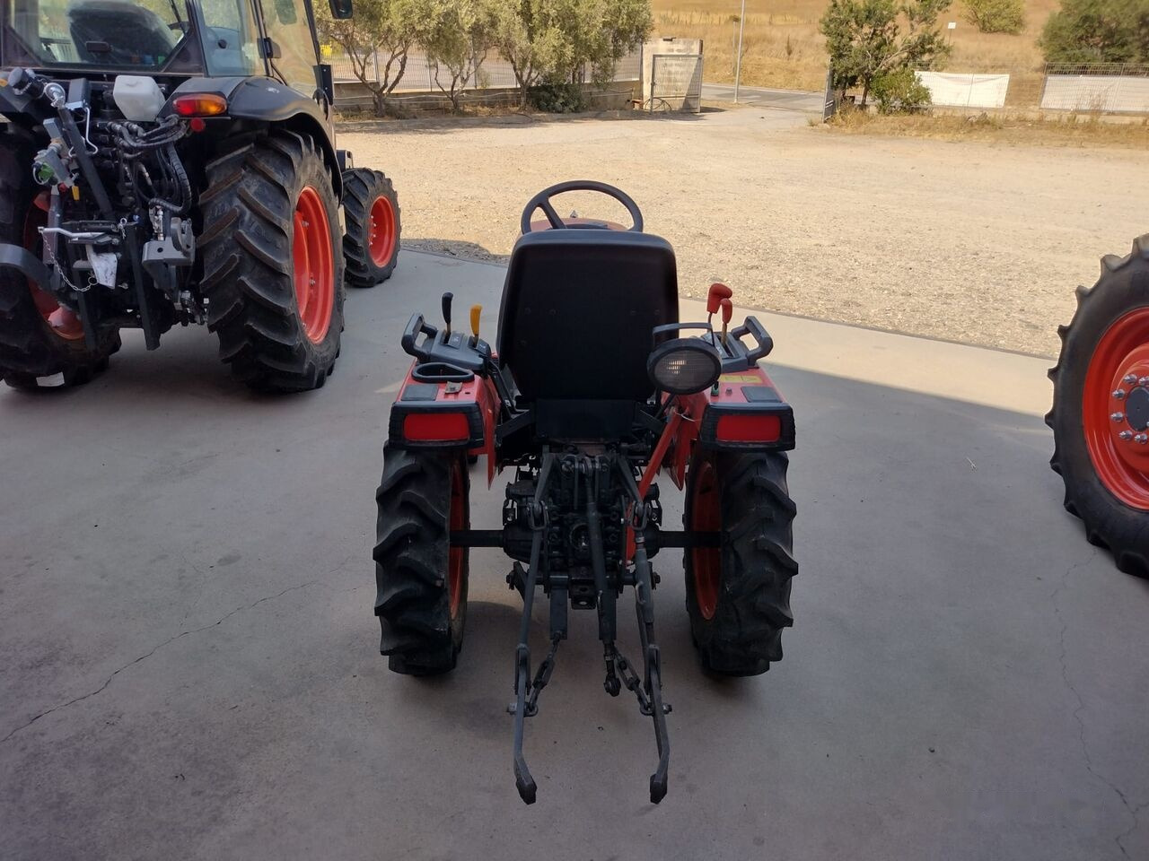 Kubota B1220 - 스트래들 트랙터 : 사진 2 Kubota B1220 - 스트래들 트랙터 : 사진 2