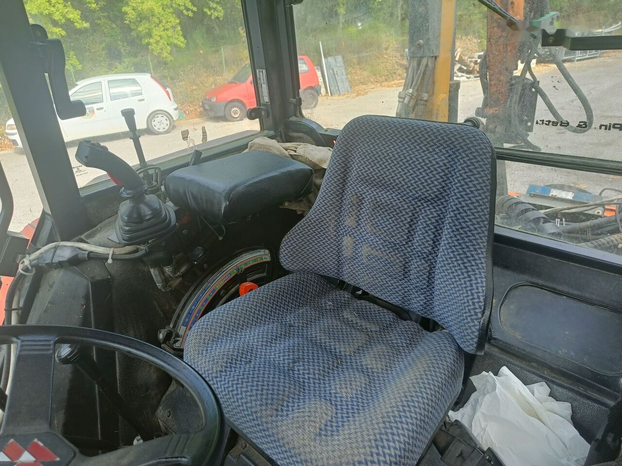 장궤형 트랙터 Massey Ferguson 383 : 사진 7 장궤형 트랙터 Massey Ferguson 383 : 사진 7