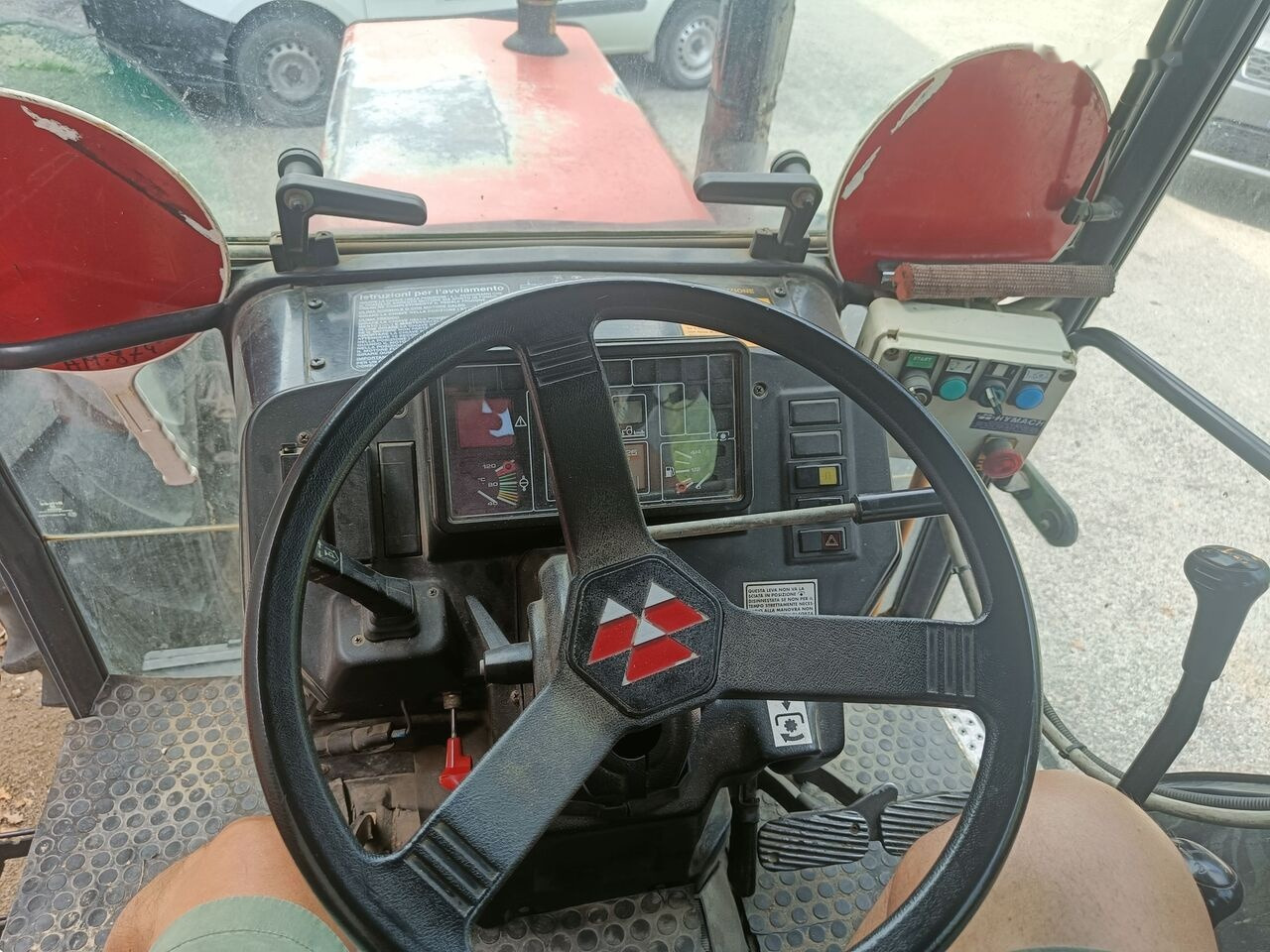 장궤형 트랙터 Massey Ferguson 383 : 사진 9 장궤형 트랙터 Massey Ferguson 383 : 사진 9