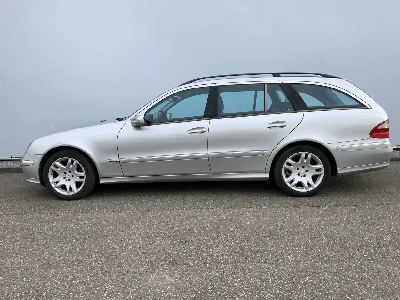 Mercedes-Benz E 500 Combi V8 Elegance 4-Matic airmatic,full option - 차량 : 사진 3 Mercedes-Benz E 500 Combi V8 Elegance 4-Matic airmatic,full option - 차량 : 사진 3