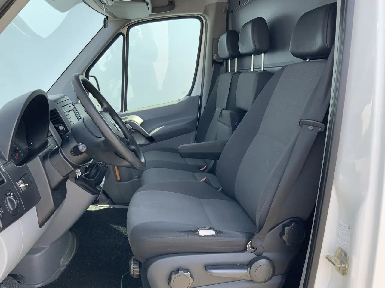 Volkswagen Crafter 35 2.0 TDI L1H1 Airco Cruise 3 Zits Trekhaak 2000 - 패널 밴 : 사진 4 Volkswagen Crafter 35 2.0 TDI L1H1 Airco Cruise 3 Zits Trekhaak 2000 - 패널 밴 : 사진 4