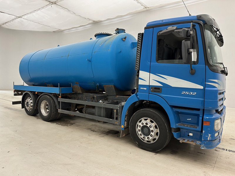 Mercedes-Benz Actros 2532 - 6x2 - 유조트럭 : 사진 3 Mercedes-Benz Actros 2532 - 6x2 - 유조트럭 : 사진 3