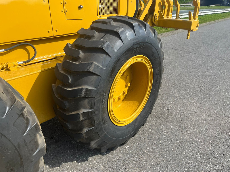 그레이더 Caterpillar 140GC - Push block / Ripper / New Tires : 사진 9