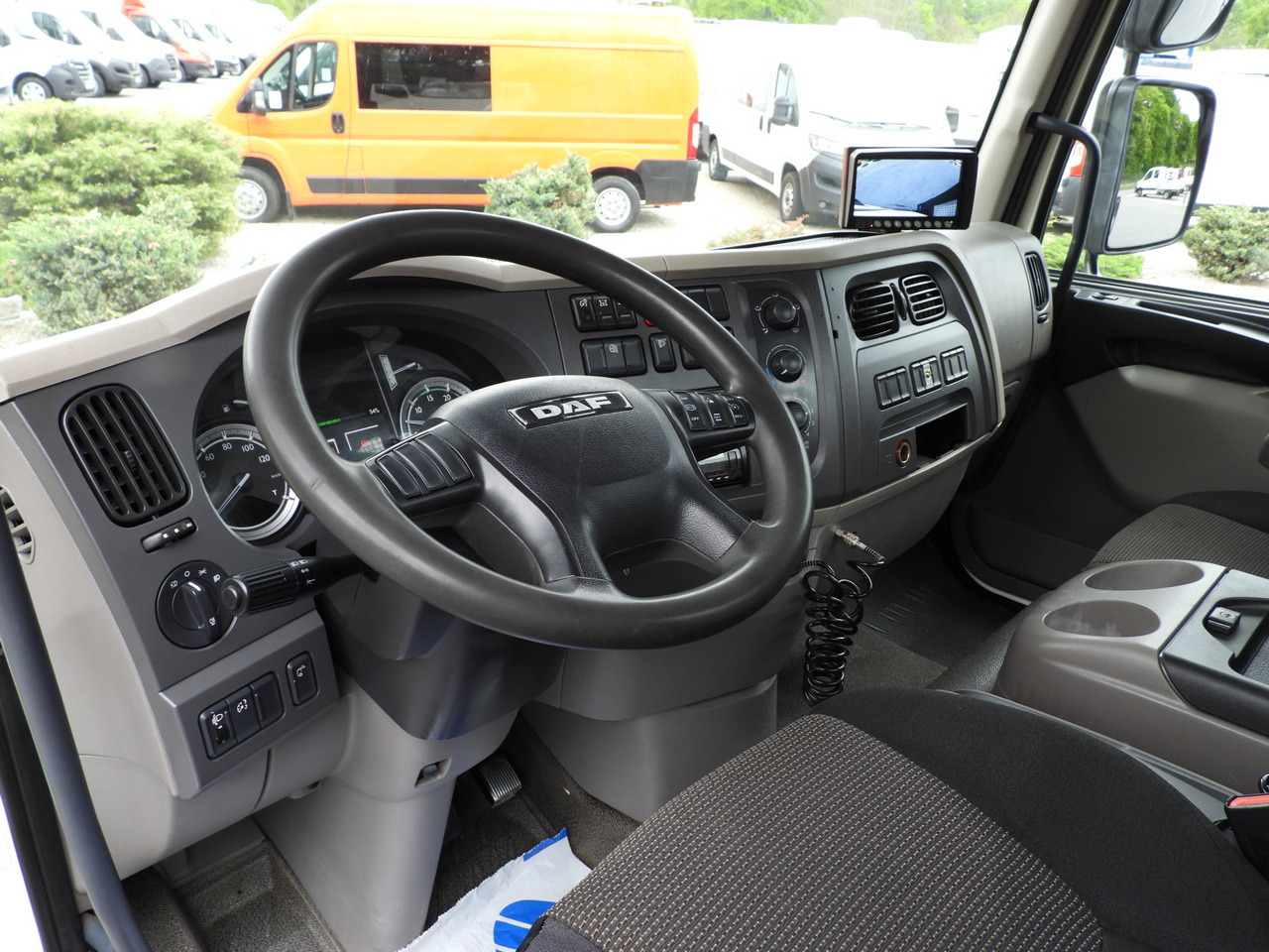 DAF LF 180 THREE-WAY TIPPER CRUISE CONTROL LED LIGHTS AUTOMATIC TRANSMISSION TWIN WHEELS AIR CONDITIONING 180HP - 덤프 밴 : 사진 2 DAF LF 180 THREE-WAY TIPPER CRUISE CONTROL LED LIGHTS AUTOMATIC TRANSMISSION TWIN WHEELS AIR CONDITIONING 180HP - 덤프 밴 : 사진 2