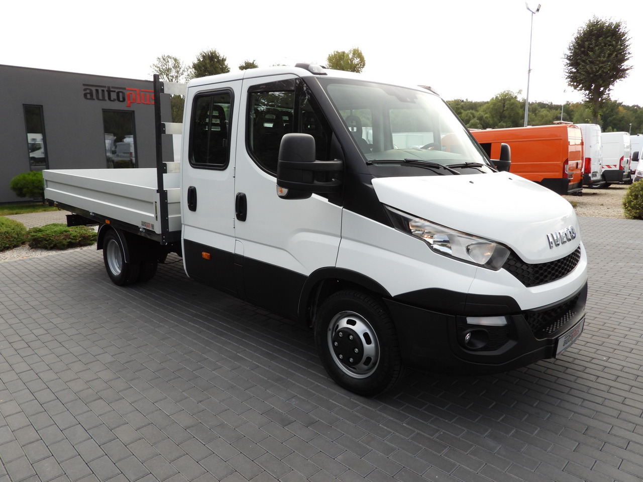 IVECO DAILY 35C17 STAKE BODY DOUBLE CABIN DOKA 7 SEATS CRUISE CONTROL TWIN WHEELS AIR CONDITIONING 170HP - 콤비 밴 : 사진 4 IVECO DAILY 35C17 STAKE BODY DOUBLE CABIN DOKA 7 SEATS CRUISE CONTROL TWIN WHEELS AIR CONDITIONING 170HP - 콤비 밴 : 사진 4