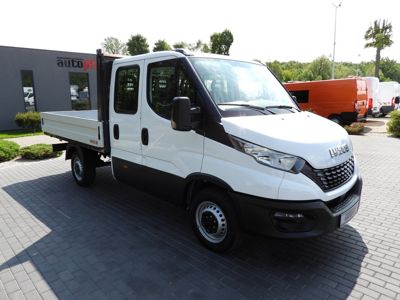 IVECO DAILY 35S12 STAKE BODY DOUBLE CABIN DOKA 7 SEATS AIR CONDITIONING 120HP - 콤비 밴 : 사진 4 IVECO DAILY 35S12 STAKE BODY DOUBLE CABIN DOKA 7 SEATS AIR CONDITIONING 120HP - 콤비 밴 : 사진 4