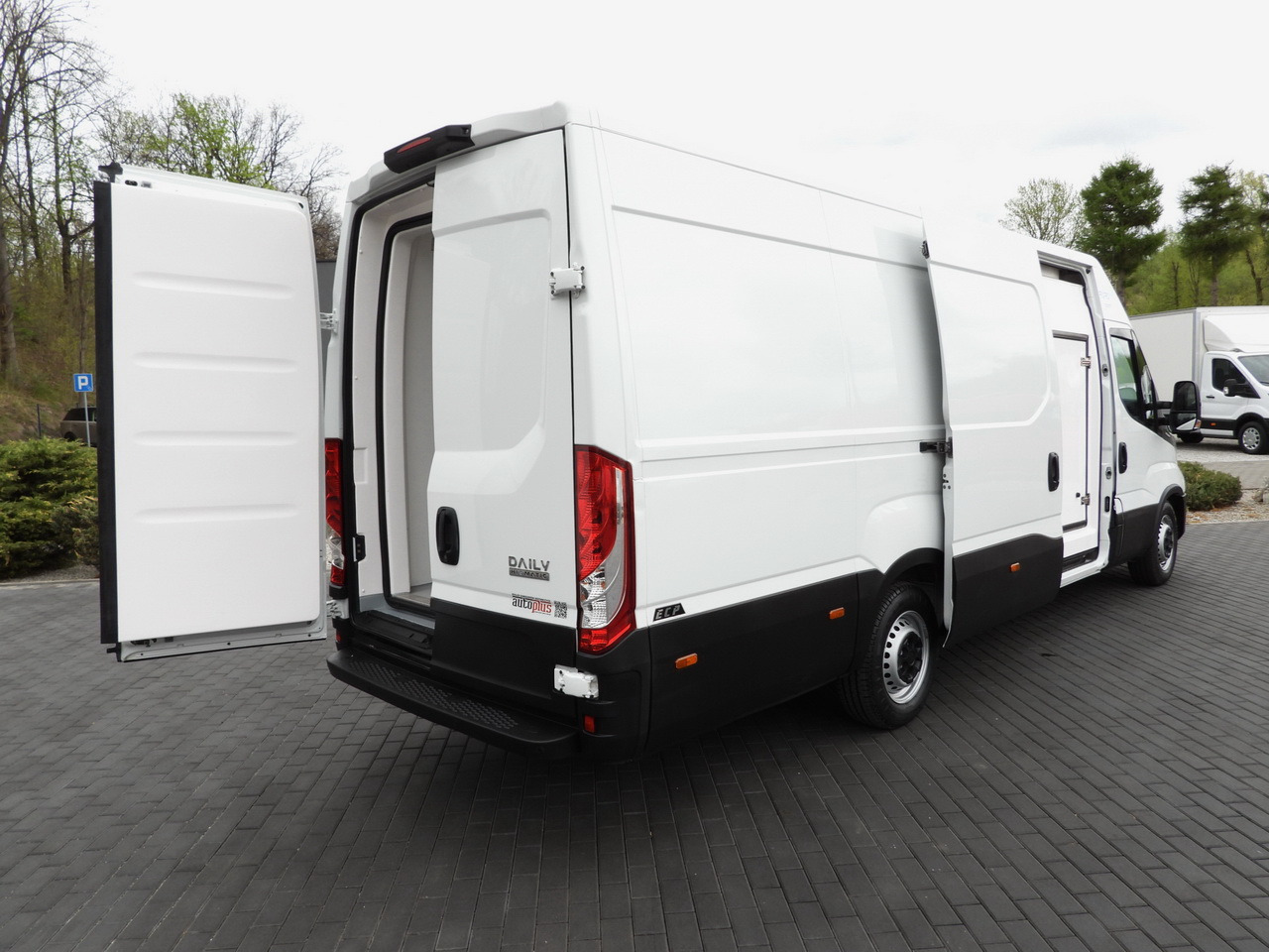 IVECO DAILY 35S14 REFRIGERATOR VAN 0*C POWER SUPPLY 230V CRUISE CONTROL AUTOMATIC TRANSMISSION HI-MATIC AIR CONDITIONING 140HP - 냉동 밴 : 사진 3 IVECO DAILY 35S14 REFRIGERATOR VAN 0*C POWER SUPPLY 230V CRUISE CONTROL AUTOMATIC TRANSMISSION HI-MATIC AIR CONDITIONING 140HP - 냉동 밴 : 사진 3