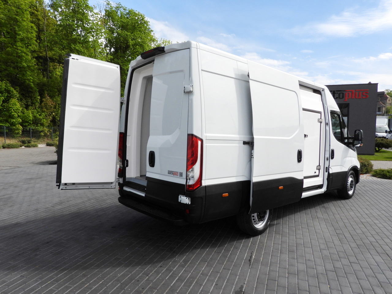 IVECO DAILY 35S14 REFRIGERATOR VAN -10*C POWER SUPPLY 230V CRUISE CONTROL AUTOMATIC TRANSMISSION HI-MATIC AIR CONDITIONING 140HP - 냉동 밴 : 사진 3 IVECO DAILY 35S14 REFRIGERATOR VAN -10*C POWER SUPPLY 230V CRUISE CONTROL AUTOMATIC TRANSMISSION HI-MATIC AIR CONDITIONING 140HP - 냉동 밴 : 사진 3