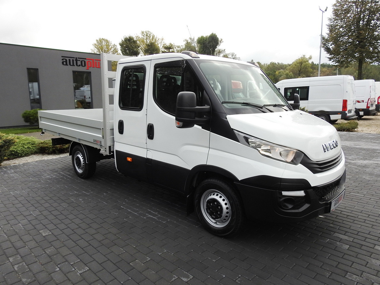 IVECO DAILY 35S15 STAKE BODY DOUBLE CABIN DOKA 7 SEATS AIR CONDITIONING 150HP - 콤비 밴 : 사진 4 IVECO DAILY 35S15 STAKE BODY DOUBLE CABIN DOKA 7 SEATS AIR CONDITIONING 150HP - 콤비 밴 : 사진 4