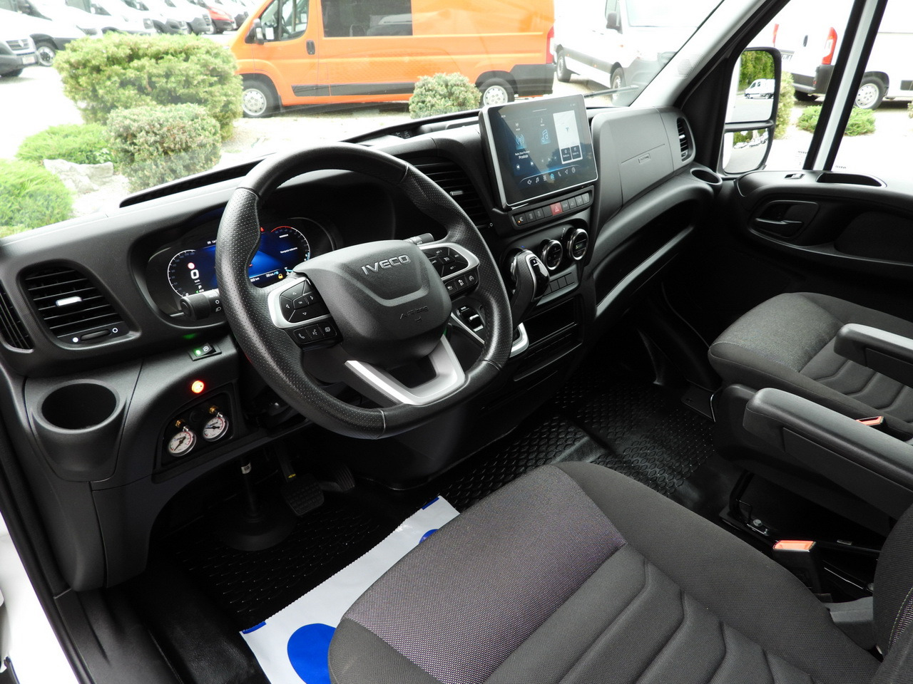 IVECO DAILY 35S18 BOX HI-MATIC LIFT 8 PALLETS CRUISE CONTROL NAVIGATION LED LIGHTS PNEUMATICS AUTOMATIC TRANSMISSION HI-MATIC AIR CONDITIONING 180HP - 박스 밴 : 사진 2 IVECO DAILY 35S18 BOX HI-MATIC LIFT 8 PALLETS CRUISE CONTROL NAVIGATION LED LIGHTS PNEUMATICS AUTOMATIC TRANSMISSION HI-MATIC AIR CONDITIONING 180HP - 박스 밴 : 사진 2