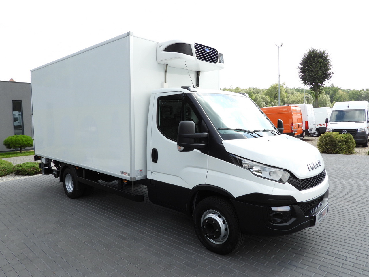 IVECO DAILY 70C17 REFRIGERATOR 1*C LIFT 10 PALLETS POWER SUPPLY 230V CRUISE CONTROL AIR CONDITIONING PNEUMATICS AUTOMATIC TRANSMISSION HI-MATIC TWIN WHEELS 170HP - 냉동탑차 : 사진 4 IVECO DAILY 70C17 REFRIGERATOR 1*C LIFT 10 PALLETS POWER SUPPLY 230V CRUISE CONTROL AIR CONDITIONING PNEUMATICS AUTOMATIC TRANSMISSION HI-MATIC TWIN WHEELS 170HP - 냉동탑차 : 사진 4