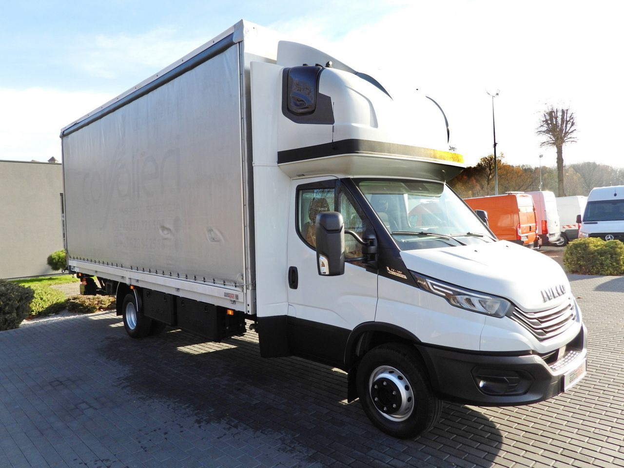 IVECO DAILY 70C18 TARPAULIN LIFT 16 PALLETS WEBASTO CRUISE CONTROL NAVIGATION LED LIGHTS PNEUMATICS AUTOMATIC TRANSMISSION HI-MATIC TWIN WHEELS AIR CONDITIONING 180HP - 커튼사이더 트럭 : 사진 4 IVECO DAILY 70C18 TARPAULIN LIFT 16 PALLETS WEBASTO CRUISE CONTROL NAVIGATION LED LIGHTS PNEUMATICS AUTOMATIC TRANSMISSION HI-MATIC TWIN WHEELS AIR CONDITIONING 180HP - 커튼사이더 트럭 : 사진 4