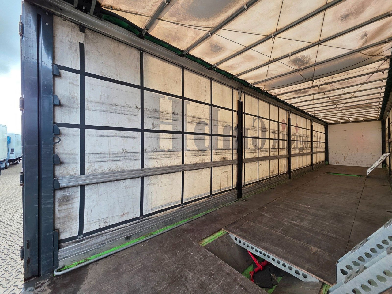 커튼사이더 세미 트레일러 Berger SAPL24 / Coilmulde / 5.560 kg LEERGEWICHT : 사진 16 커튼사이더 세미 트레일러 Berger SAPL24 / Coilmulde / 5.560 kg LEERGEWICHT : 사진 16