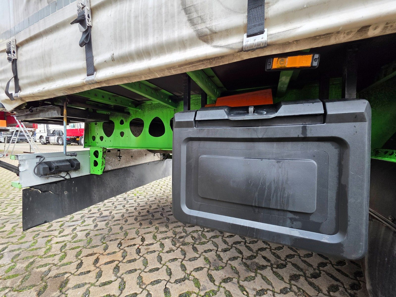 커튼사이더 세미 트레일러 Berger SAPL24 / Coilmulde / 5.560 kg LEERGEWICHT : 사진 23 커튼사이더 세미 트레일러 Berger SAPL24 / Coilmulde / 5.560 kg LEERGEWICHT : 사진 23