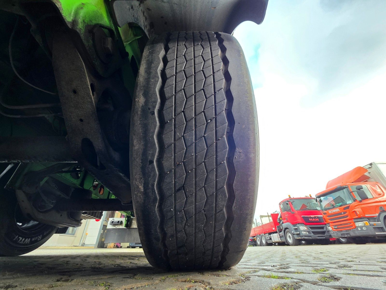 커튼사이더 세미 트레일러 Berger SAPL24 / Coilmulde / 5.560 kg LEERGEWICHT : 사진 35 커튼사이더 세미 트레일러 Berger SAPL24 / Coilmulde / 5.560 kg LEERGEWICHT : 사진 35